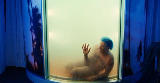 Or maybe it's just an excuse to have comic relief with Robin Williams almost dying due to a malfunctioning tanning machine? Ha, Robin Williams almost dying, HA that's hilarious, no?! This movie's humor is really....