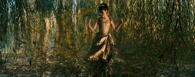 Am I the only one who doesn't like the color of her gown? I dunno, it just seems...wheat-like.